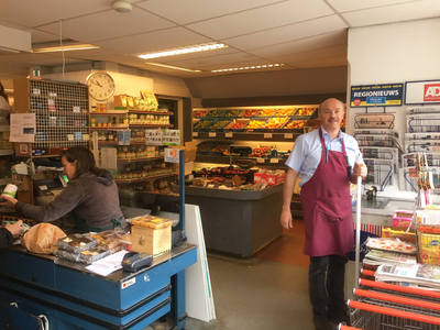 832652 Interieur van de buurtwinkel De Kroon (Jan van Scorelstraat 81) te Utrecht, met rechts eigenaar Henk de Kroon.